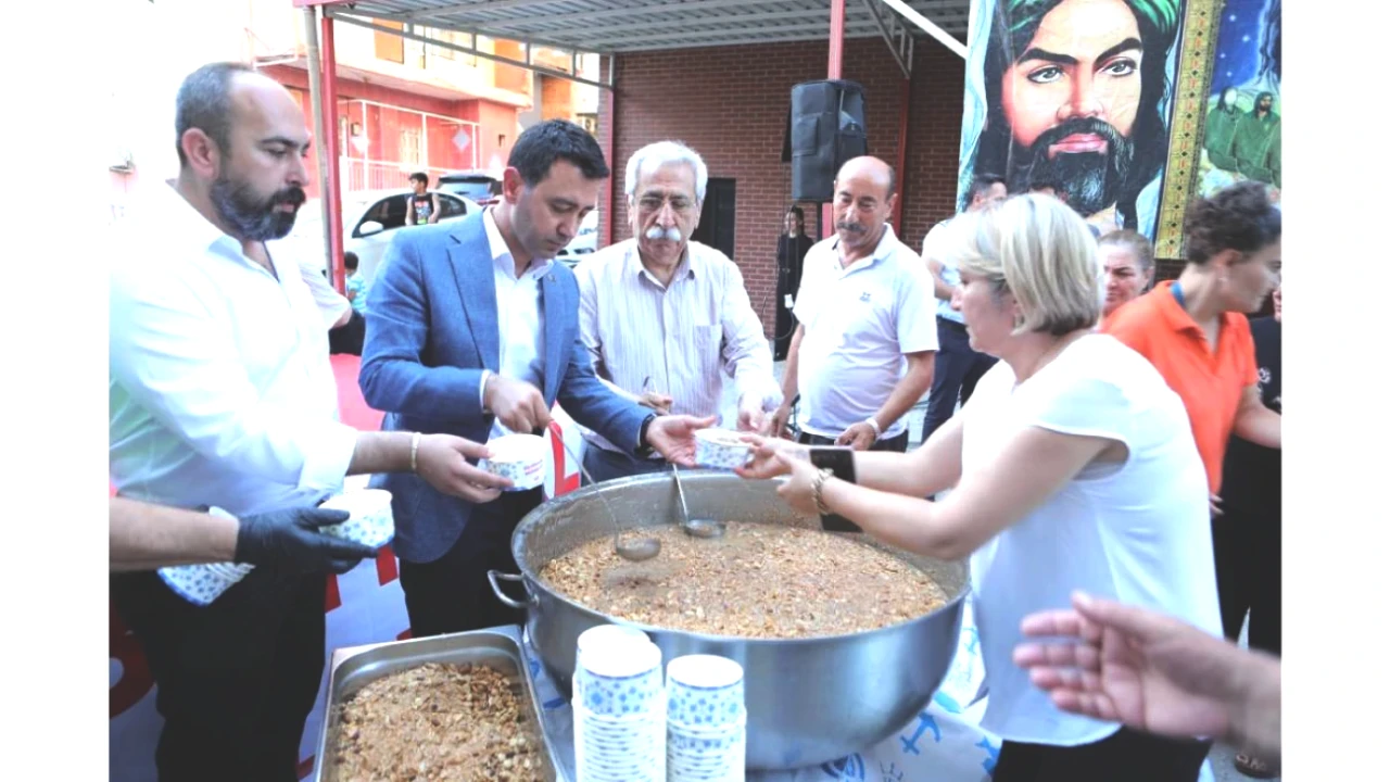 Bayraklı'da Aşure Zamanı! Bereket Dolu Lezzet Festivali Başladı