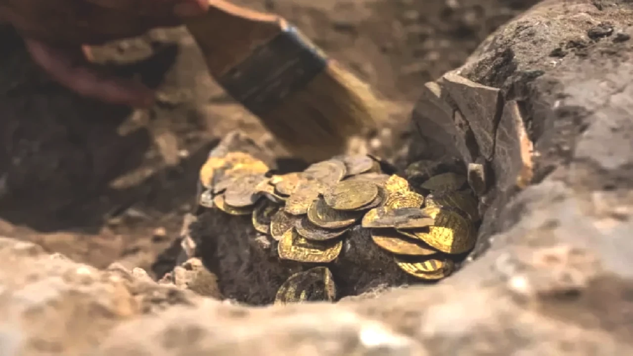 50 Yıllık Saklı Hazine! 1,2 Milyon Dolar'a Satılan 15 Bin Parçadan 220'si İlgiyi Çekti!
