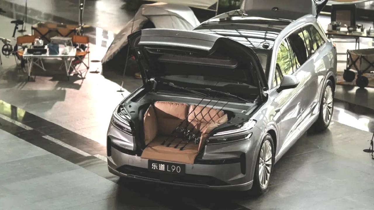 Bu Kaza Değil, Savaş! 5 Tonluk Kamyon SUV'yu Uçuruma Fırlattı, Sürücü Hayatta!
