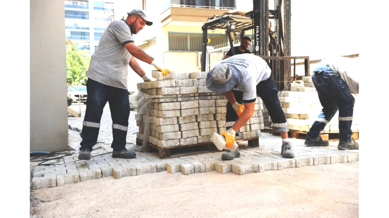 Karşıyaka'da Büyük Değişim! Yollar Yenileniyor, Yaşam Alanları Güzelleşiyor