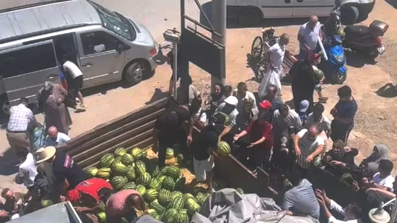 Kampanyalar Şokta! Bedava Karpuz Dağıtımı İle Raflar Anında Boşaldı!